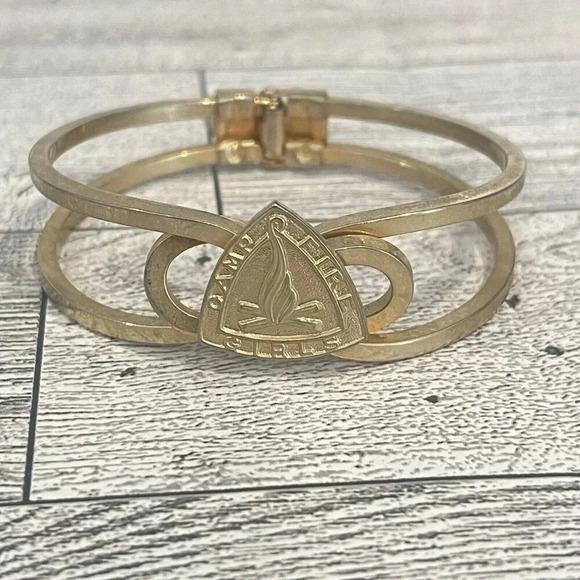 Authentic Vintage VTG Camp Fire Girls Logo Gold Bracelet Spring Loaded - Picture 1 of 9